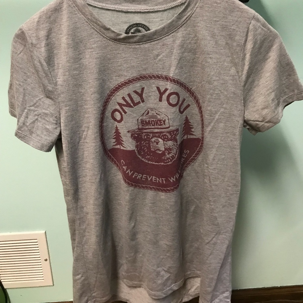 gray shirt